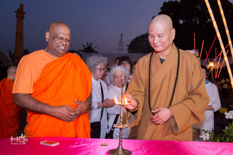 啟用典禮當晚,強帝瑪法師與上悟下道法師共同主持點燈儀式。